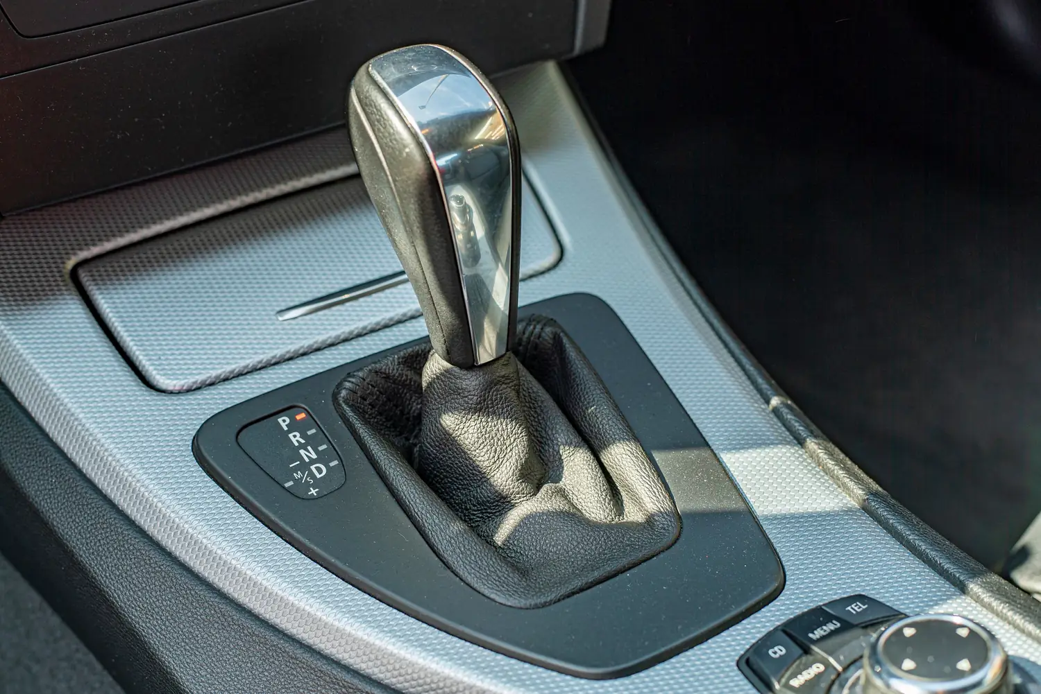 Interior de coche de alquiler automático con palanca de cambios automática
